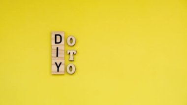 Hareket animasyonunu durdurun ve sarı arka planda kendiniz yapın. El yapımı el yapımı dekorasyon el işi. Dokunsal yaratıcı hobi konsepti Ben yapımı elle yapılan aktiviteler 