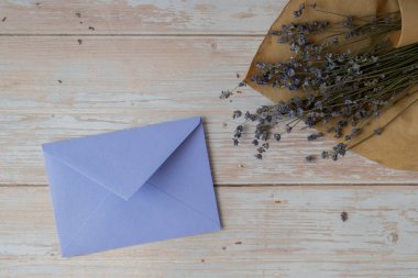 Boş menekşe zarf şablonu. Metnin için alanı kopyala. Lavanta çiçeği. Selamlama ya da davetiye kartı içinde zarf yok. Üst manzara, düz uzanma