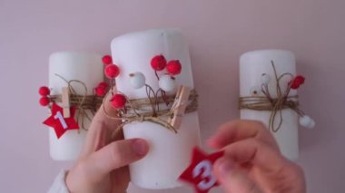 Kadınların Noel için yeni bir takvim hazırlama süreci dört hafta sürer. El yapımı el yapımı eğitim serisi. Sıfır atık çevre dostu kış tatili dekorasyonu. Yeni yıl üst görünümü, düz