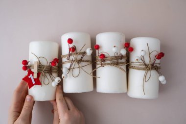 Kadınların Noel için yeni bir takvim hazırlama süreci dört hafta sürer. El yapımı el yapımı eğitim serisi. Sıfır atık çevre dostu kış tatili dekorasyonu. Yeni yıl üst görünümü, düz