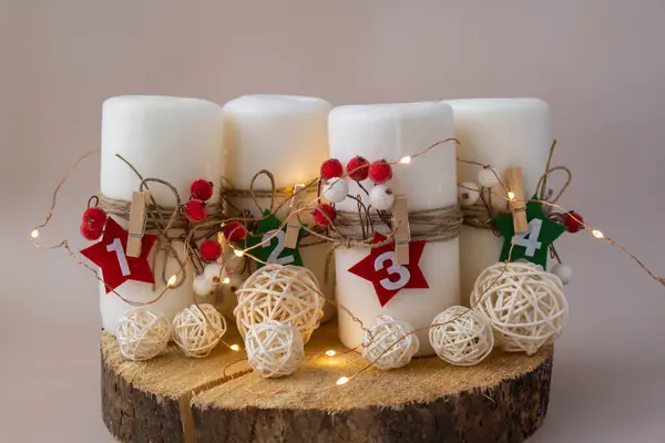 stock image Step by step instruction of making handmade Christmas advent four weeks candle calendar. Female hands creating craft homemade decor. New year celebration. Winter holidays. Do it yourself