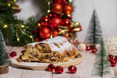 Noel ışıkları ve dekorasyonuyla çalınmış Noel. Geleneksel meyveli somun şekerli, şenlikli tatlı. Tatil pişirme konsepti. 