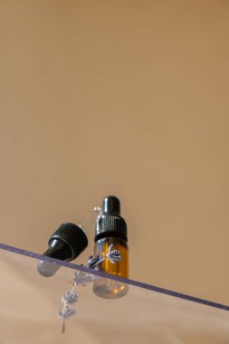 Lavanta esanslı yağın düşük açılı görüntüsü. Aromaterapi sahnesi doğal ev kokusu parfüm yağı. Yabani bitkisel malzeme yağı. İzometrik Kopyalama alanı