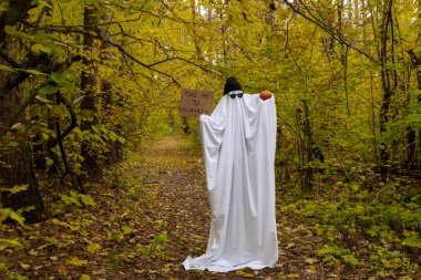 Mutlu Cadılar Bayramı. Elinde kartonla beni Cadılar Bayramı 'na ve balkabağı kostümlü balkabağına götürüp sonbahar ormanı arkaplanına koyan tanınmayacak kadar tatlı biri. Beyaz ve siyah şapkalı yaratıcı kostüm