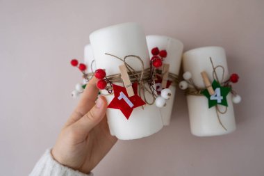 Adım adım, dört hafta boyunca el yapımı Noel takvimi yapma talimatı. Kadın elleri el yapımı dekorasyon yapıyor. Yeni yıl kutlaması. Kış tatili Kendin yap.