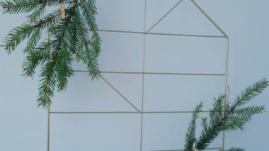 Alışveriş Listesi metniyle birlikte tatil hazırlama kağıdı. Yeni yıl dekorasyonunda minimalist el yapımıyla vizyon panosu duvarı. Düşük anahtarlı kutlama konsepti.