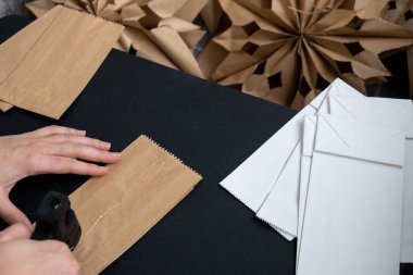 Sürdürülebilir Noel örtüsü ev yapımı dekorasyon. Kağıtları ve yapıştırıcıyı kendin hazırlamak için özel ders. Çocuklar için mevsimsel etkinlik. 3D kar taneleri Noel arifesi hazırlığı