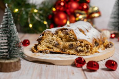 Noel ışıkları ve dekorasyonuyla çalınmış Noel. Geleneksel meyveli somun şekerli, şenlikli tatlı. Tatil pişirme konsepti. 