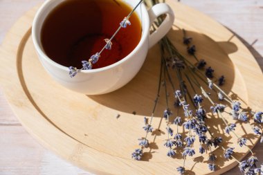 Bitkisel çaylı lavanta çiçekleri. Doğal bitkisel ilaç kavramı. Organik stres giderici. Sağlıklı içecek taze lezzetli çiçek çayı. Antispazmik etki naturopati kavramı