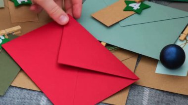 Geleneksel 24 günlük takvim Noel tatilinden önce. Zarflardaki numaralar Plastiksiz sıfır atık sürdürülebilir dekorasyon. Kışın ev yapımı Katolik Noel geri sayımı gelenekleri