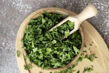 Taze kurutulmuş maydanozlu maydanoz malzemesi. Bitkisel ilaçlar sağlıklı besleniyor. Süper gıda prebiyotik gıdalar. Sürdürülebilir ev yapımı organik bitkiler