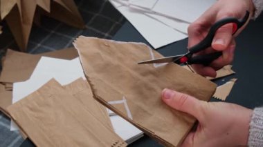 Sürdürülebilir Noel örtüsü ev yapımı dekorasyon. Kağıtları ve yapıştırıcıyı kendin hazırlamak için özel ders. Çocuklar için mevsimsel etkinlik. 3D kar taneleri Noel arifesi hazırlığı