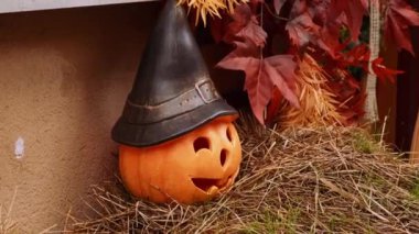 Cadılar Bayramı süslenmiş açık hava kafe ya da restoran terası Amerika 'da ya da Avrupa' da Cadılar Bayramı 'nın geleneksel balkabaklarıyla süslenmiş. Parti için ön bahçe dekorasyonu. 