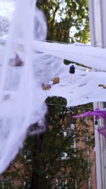 Dikey dış atmosferik cadılar bayramı menekşe örümceği ağı parti dekorasyonu için verandada süslenmiş. Şükran Günü Ekim sezonu açık havada