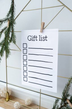 GIFT LIST kontrol listesi metniyle birlikte tatil hazırlama kağıdı. Minimalist el yapımı yeni yıl dekorlu vizyon tahtası Düşük tuşlu kutlama konsepti