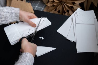 Vicdanlı Noel dekorasyonu için kağıt kar taneleri yapmakta ustalaştım. Sürdürülebilir kutlama en az sorumluluk gerektiren tatil projesi. Adım adım talimat 