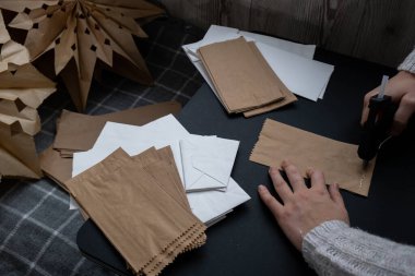 Noel yıldızı ve yeni yıl arifesi için sıcak tutkal hazırlama süreci. Üç boyutlu el çantası kar tanelerini boyamış. Sorumlu ekolojik sıfır atık el yapımı dekorasyon. Çocuk hobisi ev dekorasyonu