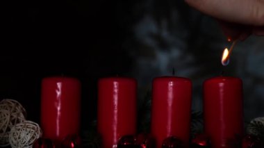 Geleneksel Noel tatiline dört hafta var. Kırmızı mumlar yanıyor ve plastik serbest dekorasyon. Kış sıcacık ev zamanı atmosferi 