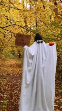 Mutlu Cadılar Bayramı. Elinde kartonla dans edip beni cadılar bayramına ve balkabağı kostümlü balkabağına götür. Beyaz ve siyah yaratıcı kostüm