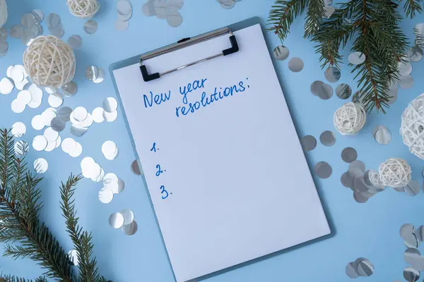 El yazısıyla verilmiş sözler ve hedefler. Yeni yıl için hazırlık yeni ben için. 2025 için istek listesi görselleştiriliyor. Rüyalar gelecek yıl için eylem çözümleri planlar. İlham verici kişisel gelişim kavramı