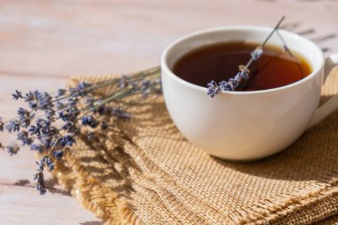Beyaz lavanta çayı. Alternatif lavantalı havan topları. Bağışıklık sistemi sağlıklı bitki çayını arttırıyor. Lavanta çiçekleri.