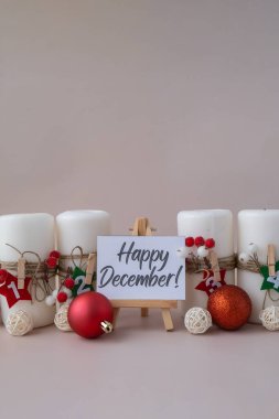 Mutlu Yıllar ve Noel hazırlıkları yazılı tebrik kartı yolluyorlar. Masada dört haftalık mumlar var. El yapımı çevre dostu dekor. Sürdürülebilir Noel süsü. Kartpostal 