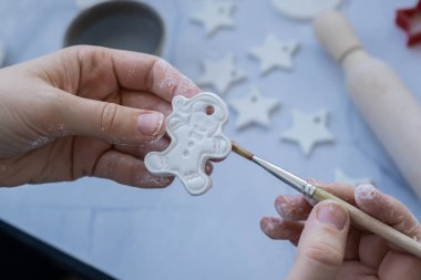 Zencefilli kurabiye karakteri. Çocukların resim ustası. Kuru kil aktivite el işi fikri. DIY işlemleri adım adım. Noel ağacı süslemesi için hazırlanıyorum. Modern organik