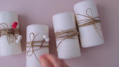 El yapımı Noel geri sayımı için dört haftalık takvim. Tatil hazırlığı, yaratıcı dekorasyon ustası sınıfı. Etkin aktiviteler sürdürülebilir sorumlu tatil hediyesi atölyesi