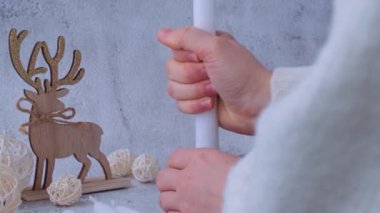 El yapımı Noel geri sayımı için dört haftalık takvim. Tatil hazırlığı, yaratıcı dekorasyon ustası sınıfı. Etkin aktiviteler sürdürülebilir sorumlu tatil hediyesi atölyesi