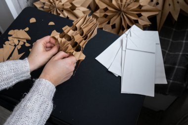 Vicdanlı Noel dekorasyonu için kağıt kar taneleri yapmakta ustalaştım. Sürdürülebilir kutlama en az sorumluluk gerektiren tatil projesi. Adım adım talimat 