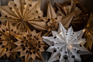 Sürdürülebilir Noel örtüsü ev yapımı dekorasyon. Kağıtları ve yapıştırıcıyı kendin hazırlamak için özel ders. Çocuklar için mevsimsel etkinlik. 3D kar taneleri Noel arifesi hazırlığı