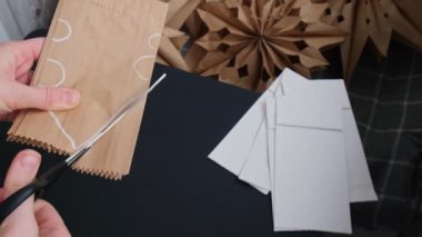 Vicdanlı Noel dekorasyonu için kağıt kar taneleri yapmakta ustalaştım. Sürdürülebilir kutlama en az sorumluluk gerektiren tatil projesi. Adım adım talimat 