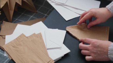 Noel yıldızı ve yeni yıl arifesi için hazırlanma süreci. Üç boyutlu el çantası kar tanelerini boyamış. Sorumlu ekolojik sıfır atık el yapımı dekorasyon. Çocuk hobisi ev dekorasyonu