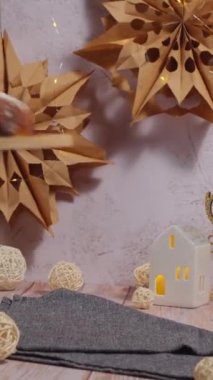 Kadın eli Noel Stollen 'ı Noel ışıklarına ve dekorasyona koydu. Dikey geleneksel meyveli somun şekerli, şenlikli tatlı. Tatil pişirme konsepti. 