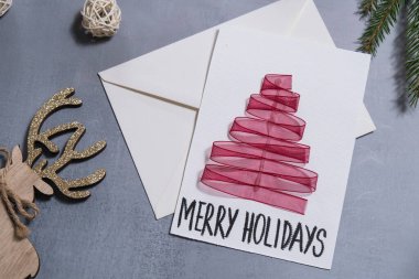 Noel ağacı kurdelesi Noel kartı hediye kartı. Dokunarak yapılan bir aktivite. Yaratıcı ben yapımı hediyeler. Mevsimlik ev hayatı mikro an hobisi. Sürdürülebilir yaşam