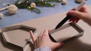 Karton Kağıt Fener Evi 'ni çiziyorum. Sürdürülebilir Noel hazırlığı. El yapımı. Çocuklar için adım adım etkinlik. Ayrıcalıklı ve sorumluluk sahibi bir tatil hobisi.