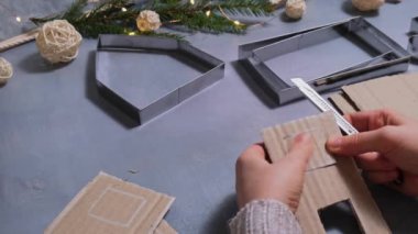 Kartondan Ev Hediyesi Noel fikrinin camlarını kesin. Çevre dostu dekorasyonu kendin yap. El yapımı hediyeler hazırlamak çocuklar için zararsız projeler. Tatil aile zamanı. Yaratıcı