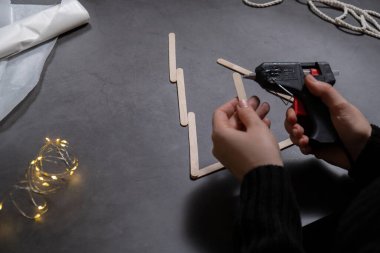 Dondurma çubuklarından yapılmış Noel ağacı. Hediye fikri. Çevre dostu dekorasyonu kendin yap. El yapımı hediyeler hazırlamak çocuklar için zararsız projeler. Tatil aile zamanı. Yaratıcı