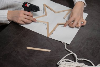 Dondurma, Noel Yıldızı Sürdürülebilir Hazırlık Süsleme Süreci el yapımı dekorasyon yapıyor. Çocuklar için adım adım etkinlik. Özel ve sorumluluk sahibi bir tatil hobisi. Bilinçli.