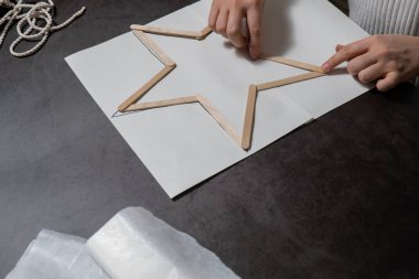 Noel yıldızlı dondurma çubukları el yapımı hikaye anlatımı Noel süsü yaratıyor. Dokunarak yapılan bir aktivite. Yaratıcı kendi yarattığım hediyelerin ana sınıfı gelişimi. Mevsimlik ev hayatı