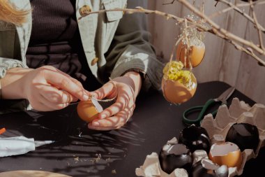 Paskalya bayramı için el yapımı yumurta kabuğu yapan kadın eller. Öğretmenlik mastırı hikaye anlatımı. Sürdürülebilir sıfır çevre dostu beni dekore etti. Asgari fikir