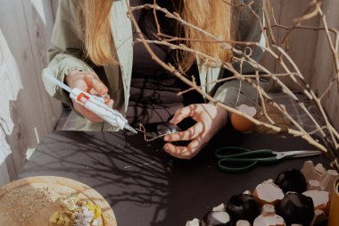 Paskalya masa dekorasyonunu yumurta kabuklarıyla adım adım yapmayı öğretmek için. Ahşap daldaki Paskalya evi dekorasyonu. Mevsimsel sürdürülebilir geri dönüşümlü dekor
