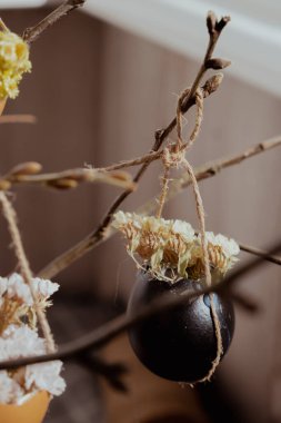Paskalya masa dekorasyonunu yumurta kabuklarıyla adım adım yapmayı öğretmek için. Ahşap daldaki Paskalya evi dekorasyonu. Mevsimsel sürdürülebilir geri dönüşümlü dekor
