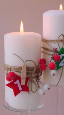 Geleneksel dört haftalık takvim Noel tatilinden önce. Mumlar ve plastiksiz sıfır atık sürdürülebilir dekorasyon. Boşluk tebrik kartı şablonunu kopyala. Kış sıcacık ev zamanı