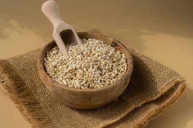 Çiğ inci arpa lapası glüten ücretsiz tahıl gevreği. Sağlık sigortası. Alternatif hecelenen tahıl bileşeni kavramı. Vejetaryen diyet tarifleri. Bitkisel yaşam tarzı. Boşluğu kopyala Protein zengini yemek 