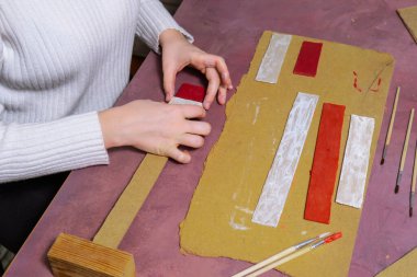 Tahta Noel ağacı hediyesi fikri. Çevre dostu dekorasyonu kendin yap. El yapımı hediyeler hazırlamak çocuklar için zararsız projeler. Tatil aile zamanı. Yaratıcı etkinlik