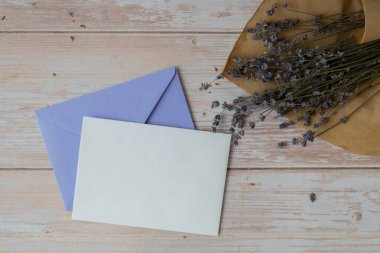 Boş beyaz zarf kâğıt kart şablonu. Metnin için alanı kopyala. Lavanta çiçeği. Selamlama ya da davetiye kartı içinde zarf yok. Üst manzara, düz uzanma