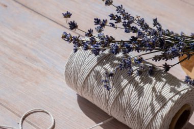 Pamuk ipte kurutulmuş lavanta çiçekleri. Duvar kağıdı, siyah, şablon için kopyalama alanı olan estetik bir kompozisyon. Minimum eko tarzı natürmort yaşam konsepti