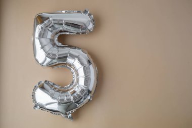 Bej renksiz arka planda 5.5 metalik balon. Kutlama kartı gümüş folyo balon numarası Mutlu yıllar tatil konsepti. Uzayı metin için kopyala. Kutlama partisi dekorasyonu.