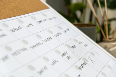 Aylık Planlamacı gelecek ay için randevu ve planlarla dolu. Yoğun bir ay programı var. Ayın günleriyle birlikte manyetik pano. Önemli konuları girebileceğiniz bir yer. İş planlama kavramı. Whiteboard Planlayıcısı aylık manyetik şablon.